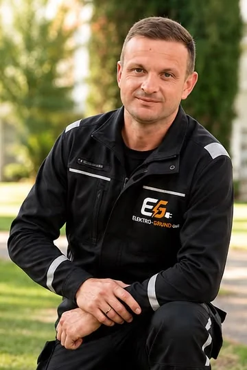 Alexej Jakutin, Elektromeister und Geschäftsführer von Elektro-Grund, in Arbeitskleidung